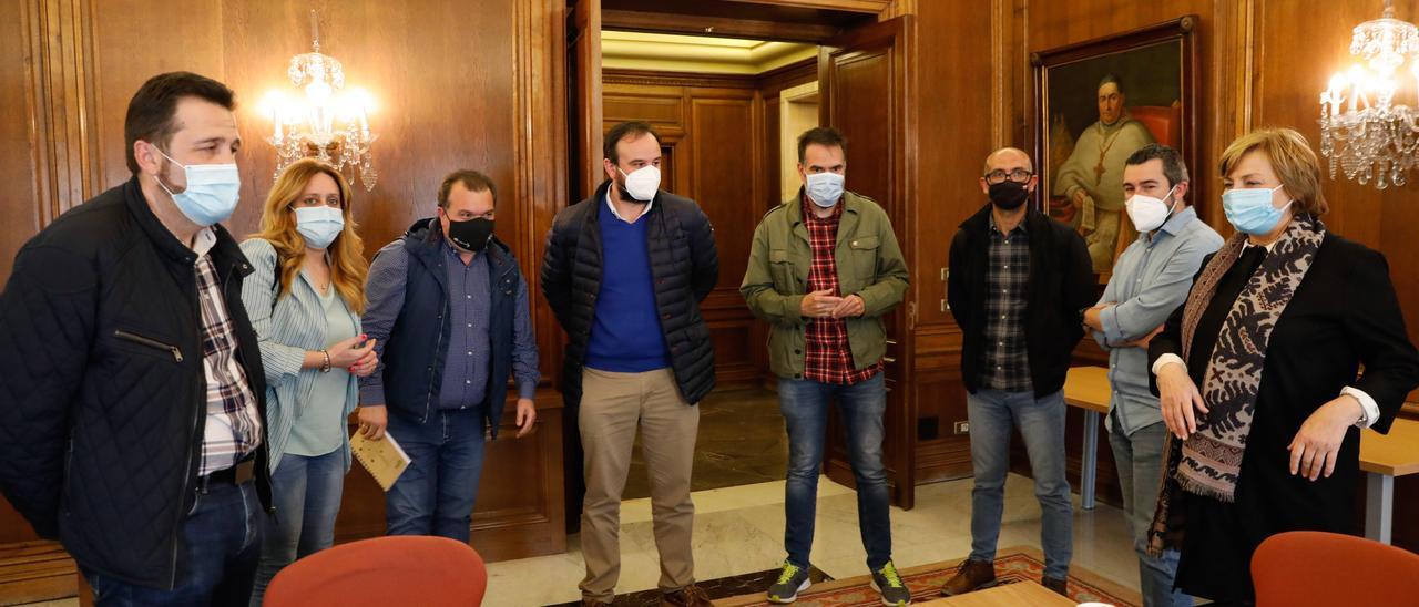 José Manuel Rodríguez Baltar, Nerea Monroy, José Luis Alperi, Jenaro Paramio, José Manuel Zapico, Damián Manzano, Manuel Campa y Mariví Monteserín, ayer, en el Ayuntamiento de Avilés. | Mara Villamuza