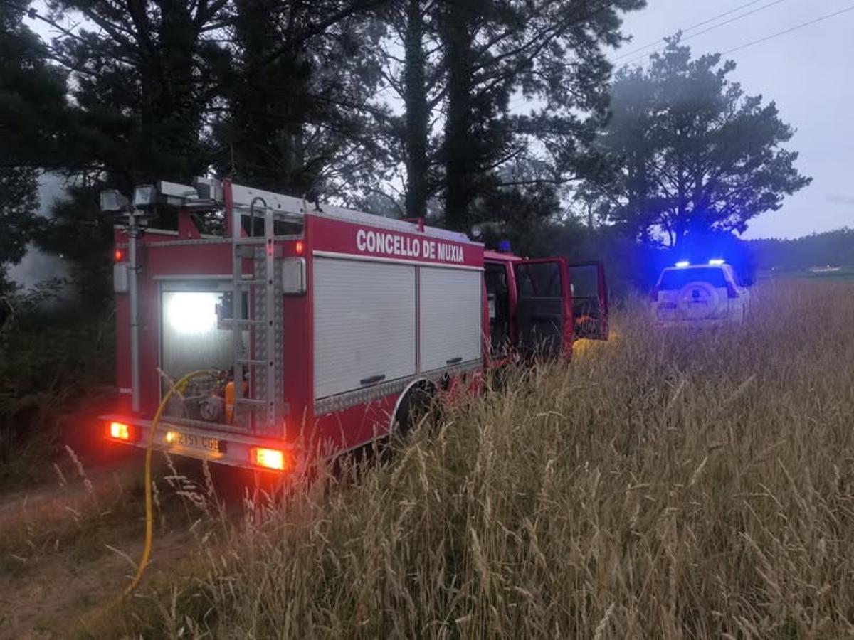 Medios de Protección Civil sofocando las llamas en Senande
