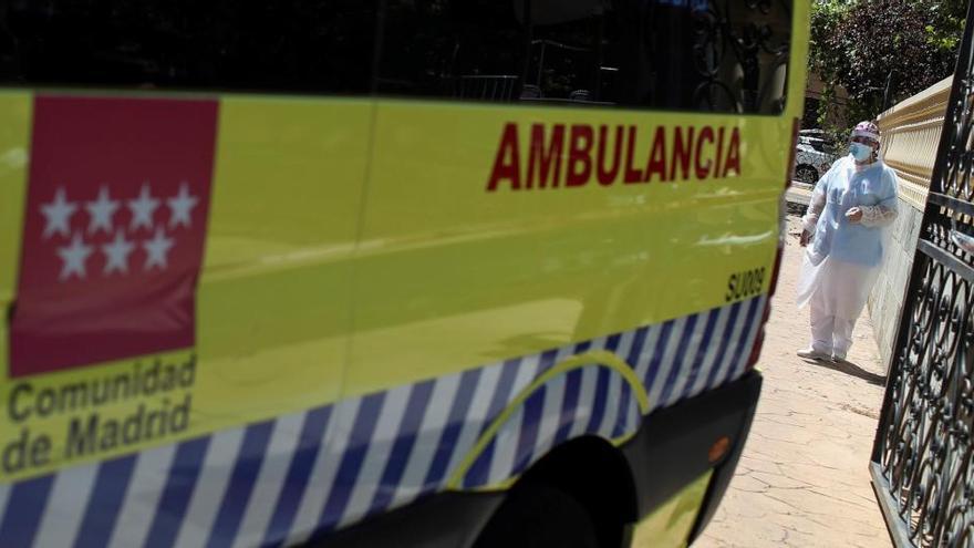 Una ambulancia junto a la residencia de mayores de San Martín de la Vega, en Madrid.