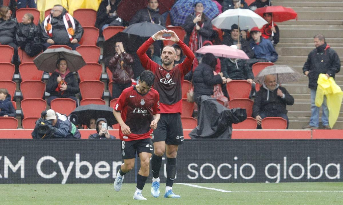 Muriqi saluda a la afición tras marcar al Rayo Vallecano