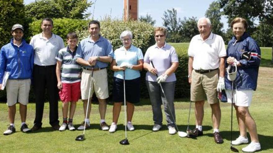 Por la izquierda, Gustavo Fernández, Jorge Argiz, Javier Puerta, Francisco Puerta Muñoz, María Teresa Álvarez, María Teresa Ordiz Asenjo, José Antonio Antuña y María Díaz, participantes ayer en el torneo de LA NUEVA ESPAÑA.