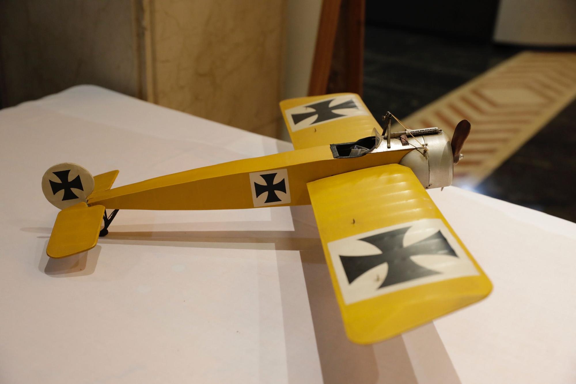 Una historia de la aviación en miniatura: así es la exposición de maquetas de la Delegación de Defensa