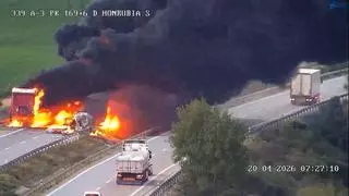 Dos camiones arden en un accidente en la A-3 y obligan a cortar la vía en Honrubia (Cuenca)