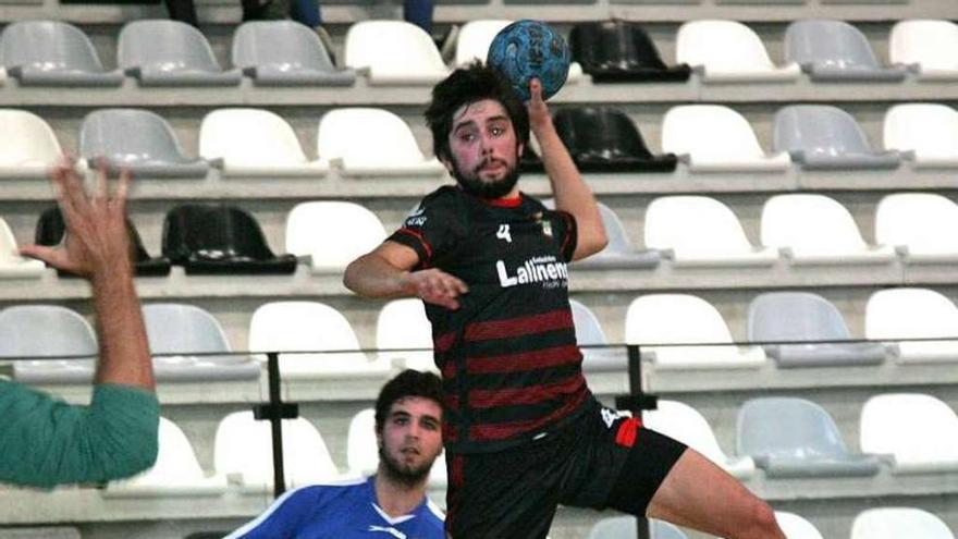 Ramón arma el brazo en un partido del Lalinense. // Bernabé/Luismy