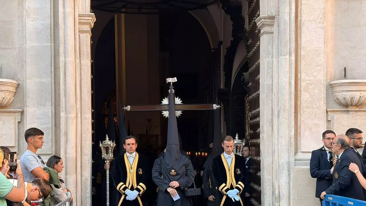 Vídeo | Sale la Cruz de Guía del Cristo de Burgos