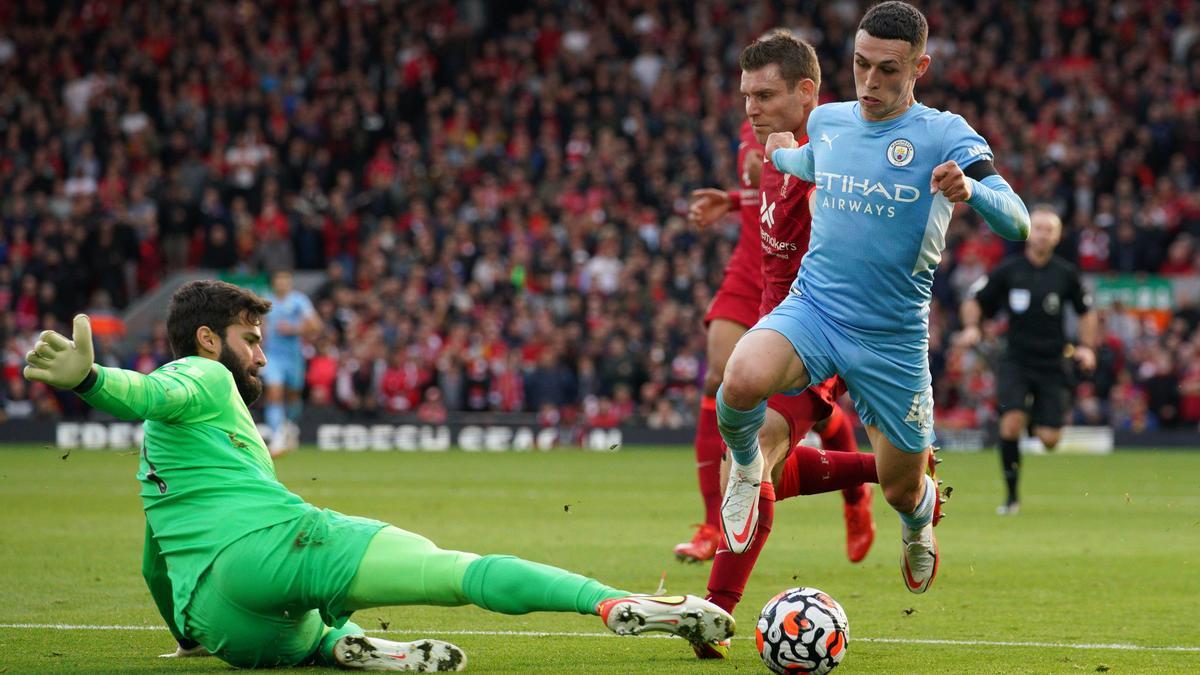 Foden regatea a Alisson.