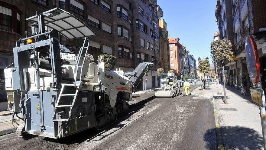 Obras de reasfaltado en la calle Ramón Bautista Clavería.