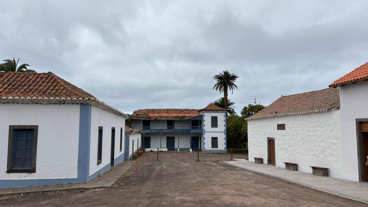 Presentación de la nueva destilería de Peligroso Pérez en Firgas