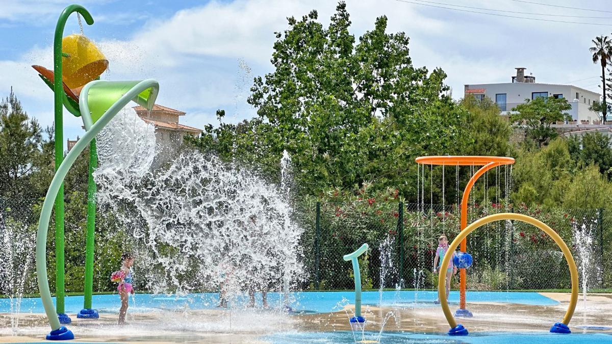 Ohana Splash es una nueva zona de entretenimiento acuático que incluye un splash-pad, ofreciendo una experiencia única a las familias a través de diversos juegos de agua.