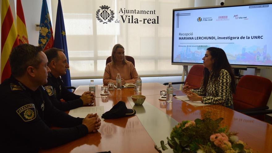 Foto de la reunión en el ayuntamiento de Vila-real con la investigadora de la UNRC.