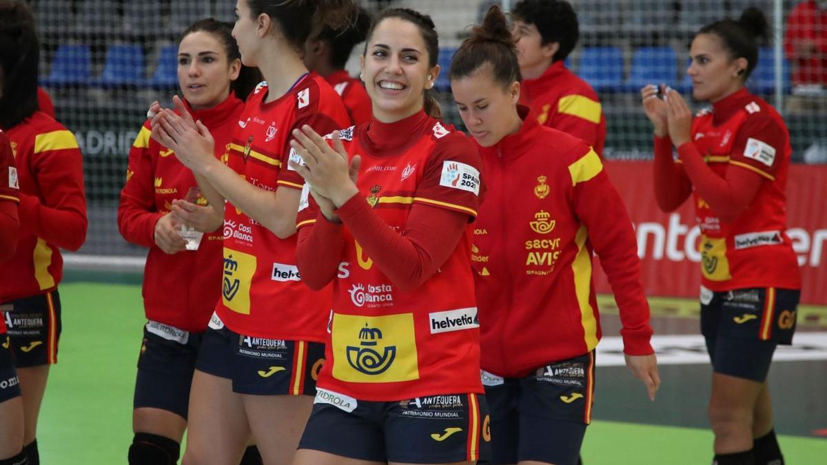 Las jugadores de la selección española de balonmano celebran la victoria conseguida ante Alemania. | EFE