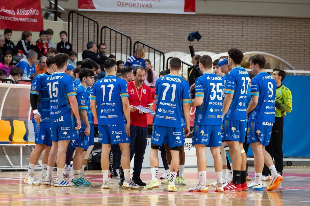 Carlos García se dirige a sus jugadores durante un tiempo muerto.