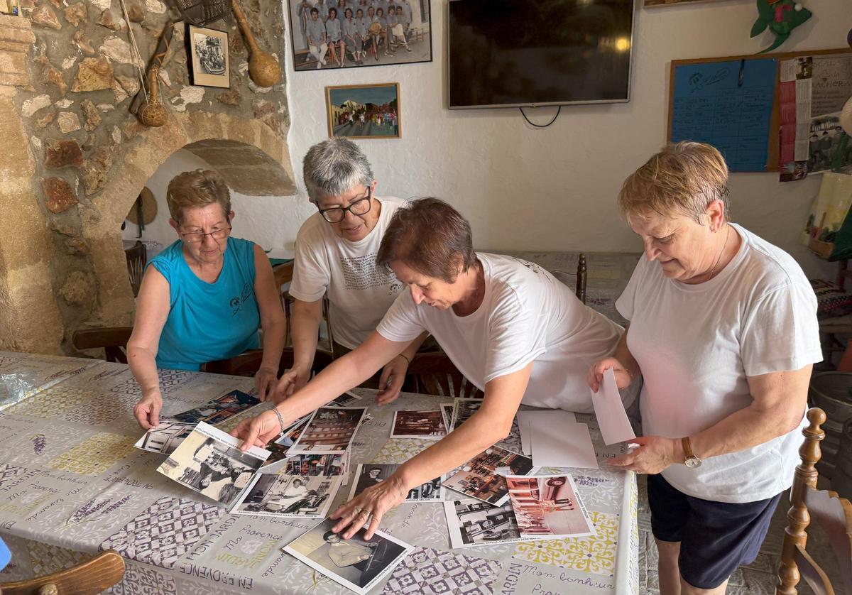 La selección de las fotos en la "penya" l'Escaldà