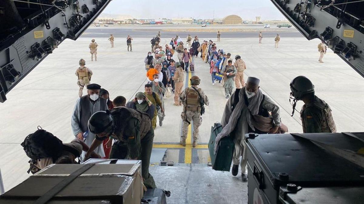 Embarcan en el avión español los repatriados españoles desde Kabul