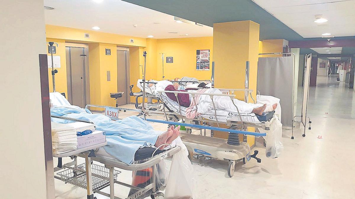 Pacientes en un pasillo del servicio de Urgencias del Hospital Insular hace unos meses.