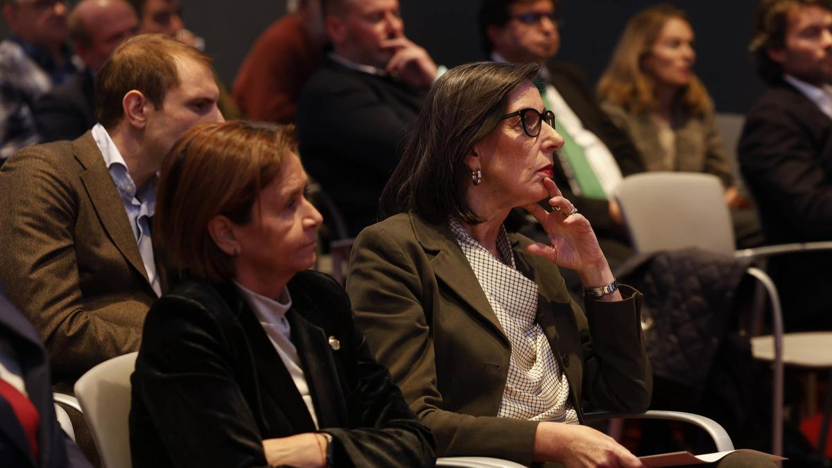 Carmen Moriyón y Nieves Roqueñí, juntas en un acto público.