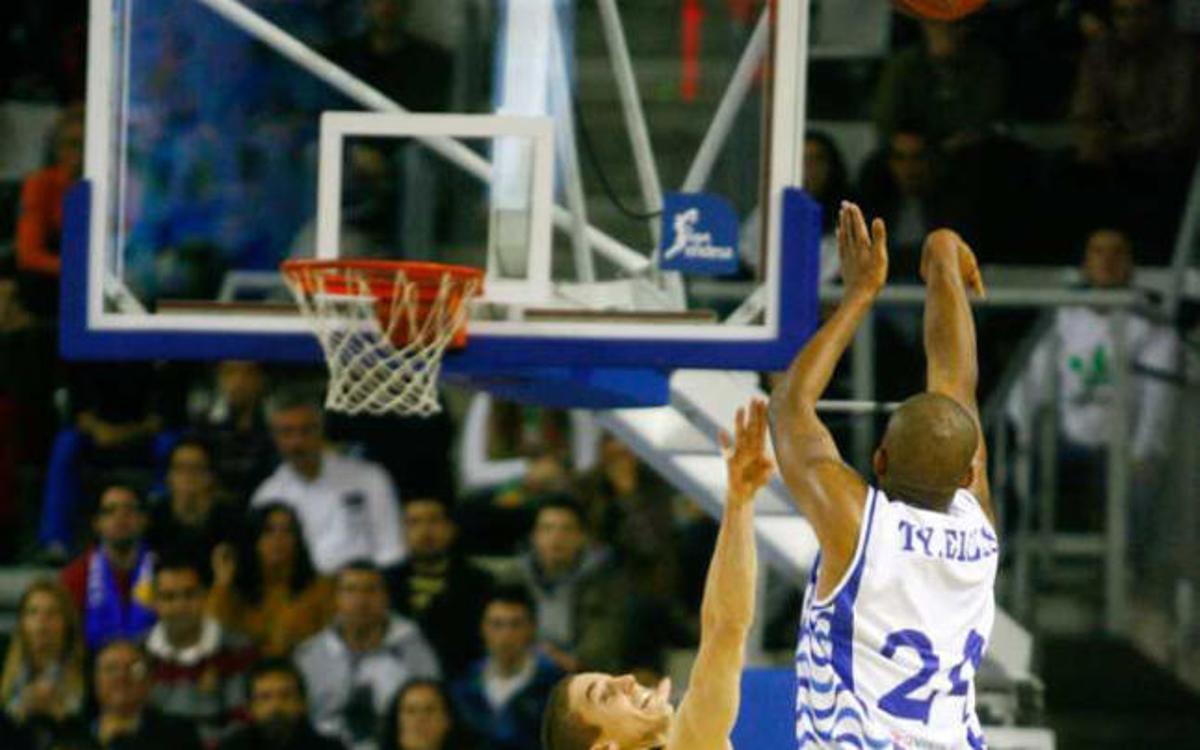 Ellis lanza un triple defendido por Carroll.