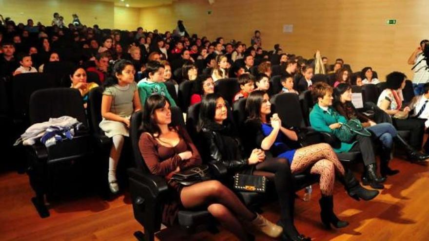 El último acto de &quot;Abril Azul&quot; consistió en una gala de magia. El público respondió a la convocatoria llenando el auditorio. // Iñaki Abella