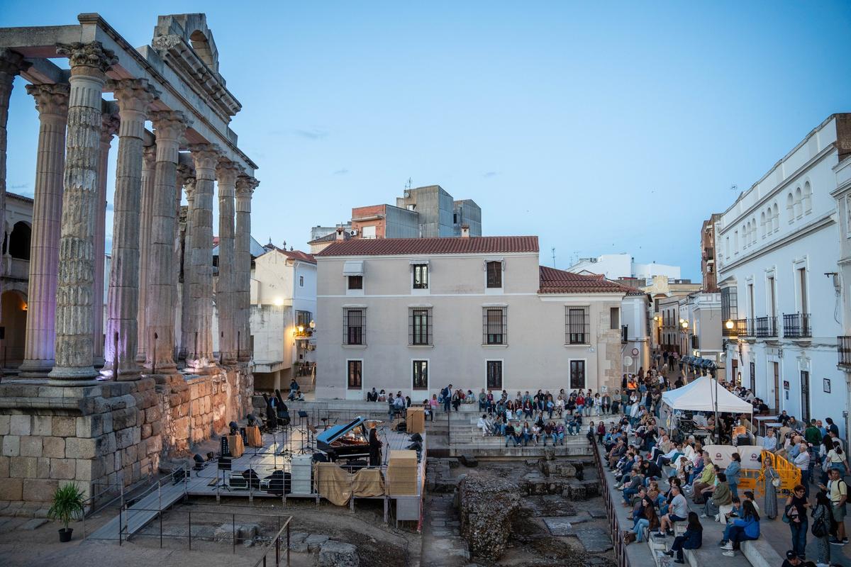 El entorno del Templo de Diana ha acogido durante estos días distintas actividades culturales dentro de la Feria del Libro de Mérida.