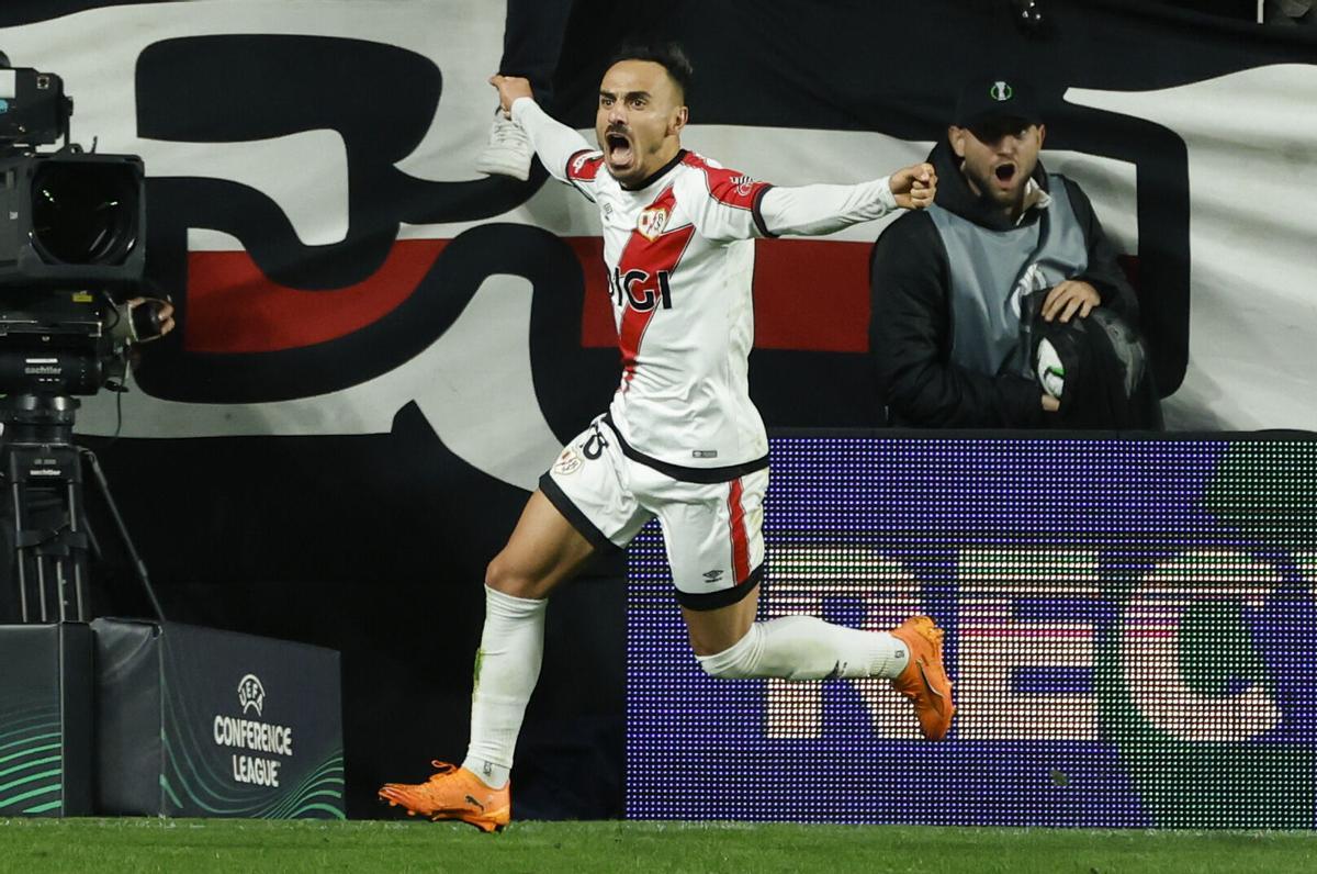 Álvaro García celebra un gol en la Conference