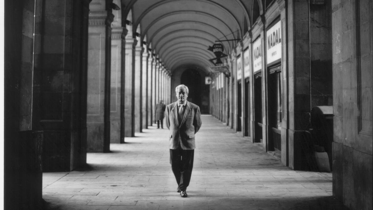 BARCELONA 1997. ORIOL BOHIGAS EN LA PLAZA REAL. FOTO DE JULIO CARBO.