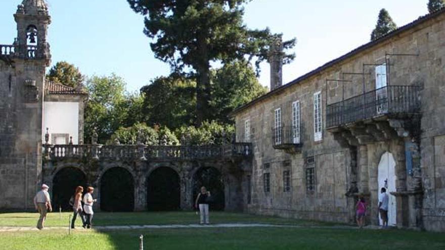 Visitantes, caminando por la Praza do Pazo de Oca.  // Bernabé / Luismy