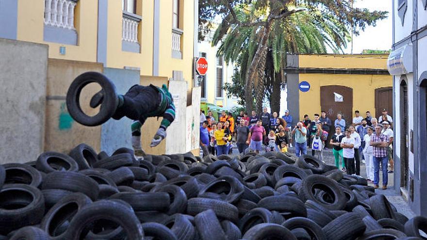 Una persona sale despedida tras lanzarse en una tabla y chocar contra los neumáticos en una calle de Icod.