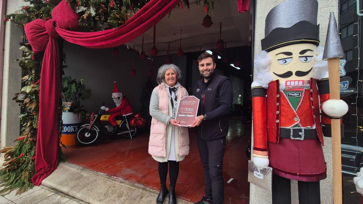 A concelleira Amparo Cerecedo entregando o premio a Chutin's Garage.