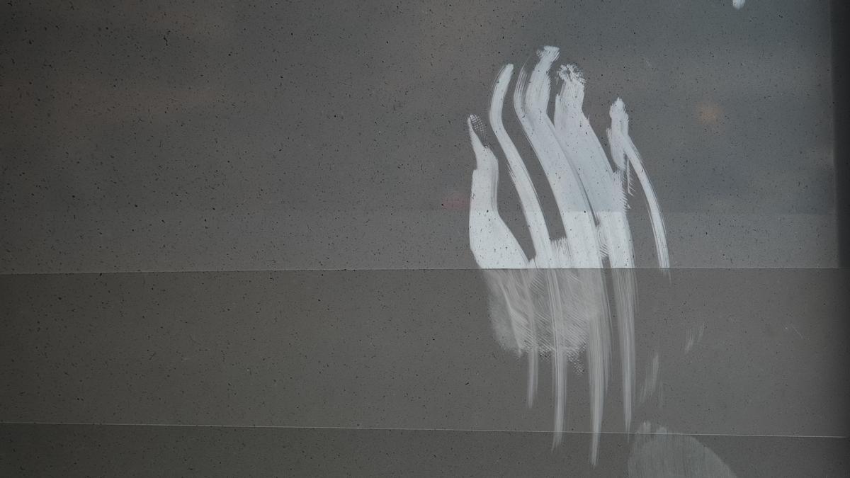 Las imágenes del incendio del aparcamiento del Cetis en Ibiza