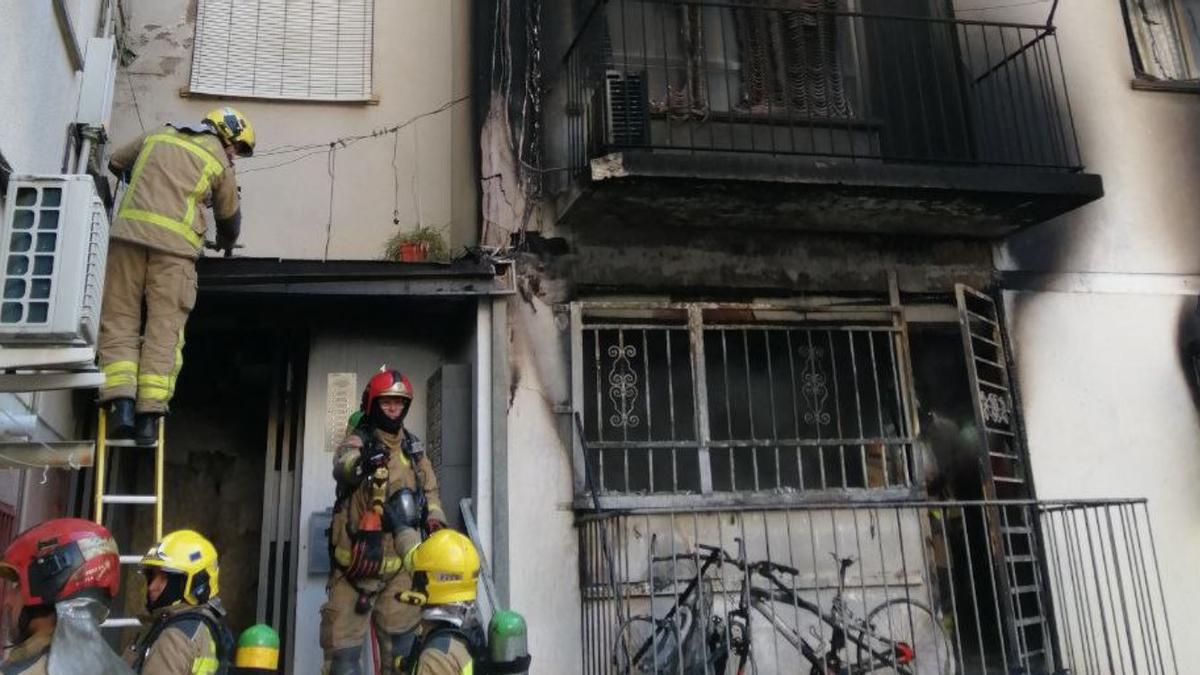 Efectius dels Bombers treballant a la zona on s'ha produït l'incendi