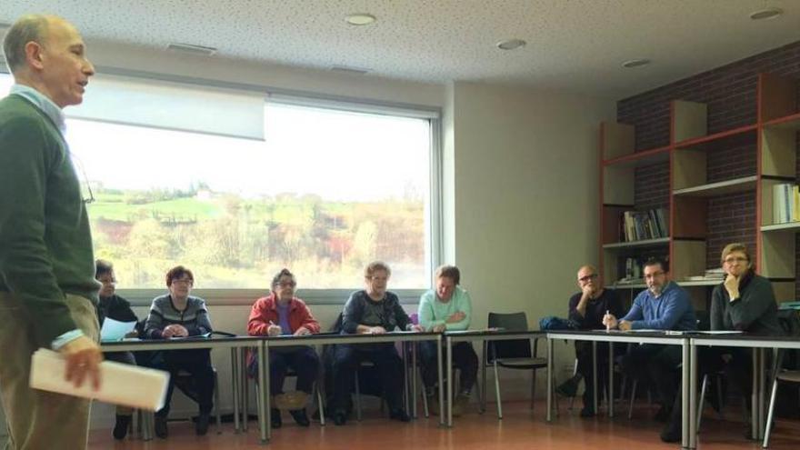 Participantes en el taller sobre automedicación, ayer, en Infiesto.