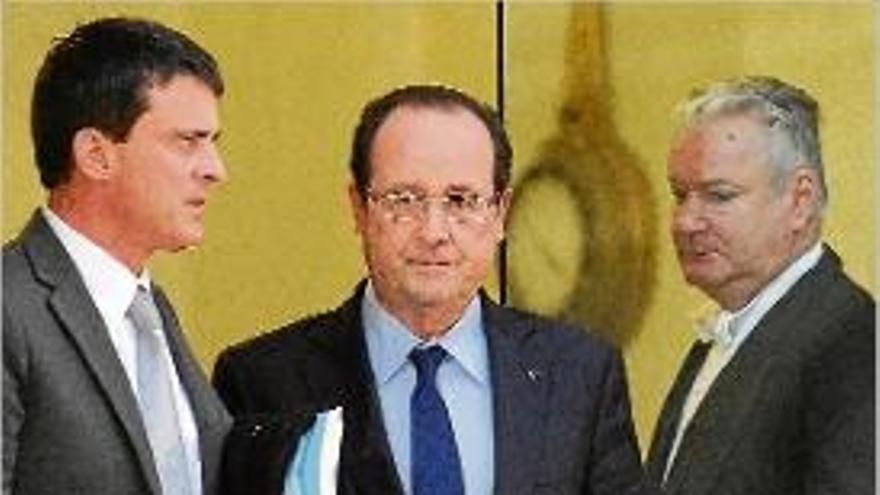 Manuel Valls i Hollande surten de l&#039;Elisi després de mantenir una reunió.