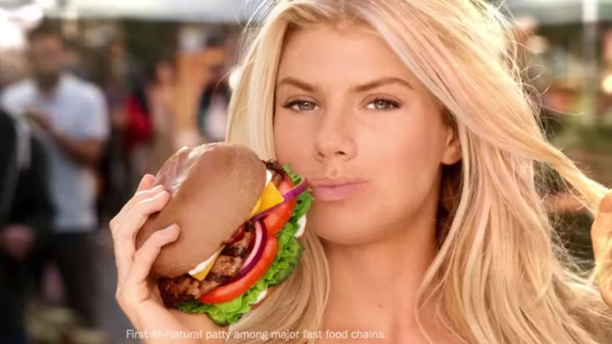 La modelo Charlotte McKinney en un anuncio de la Super Bowl