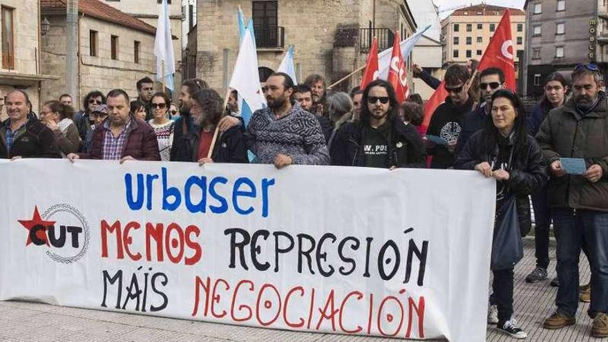 Concentración en apoyo a los trabajadores de Urbaser, ayer, en la Praza de Ribadavia. // Cristina Graña