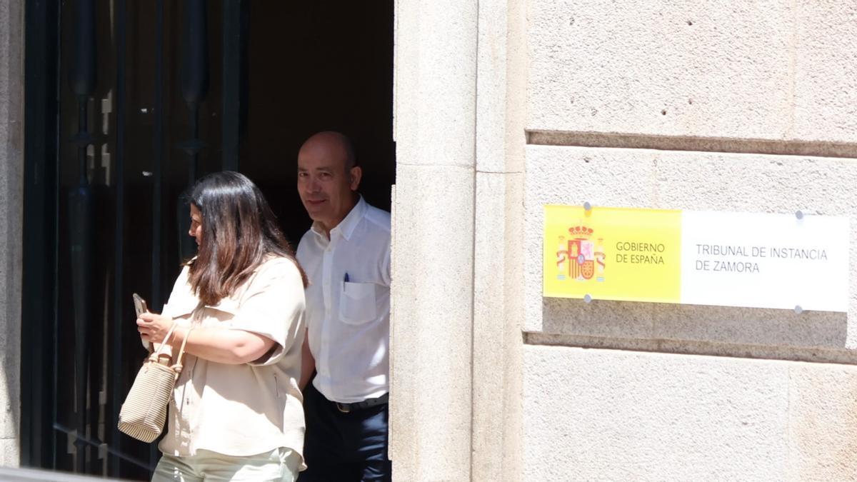 La alcaldesa de Benavente, Beatriz Asensio, saliendo del edificio judicial junto al segundo teniente de alcalde, José Manuel Salvador.