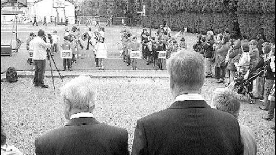 Las autoridades, durante la celebración del desfile de los niños del Colegio la Paloma.