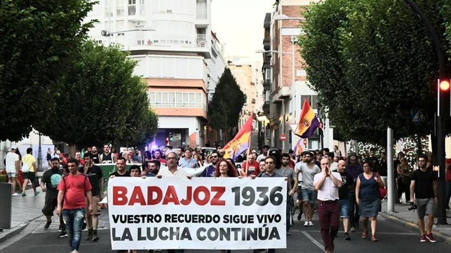 Unas 200 personas recuerdan a las víctimas de la Matanza de Badajoz