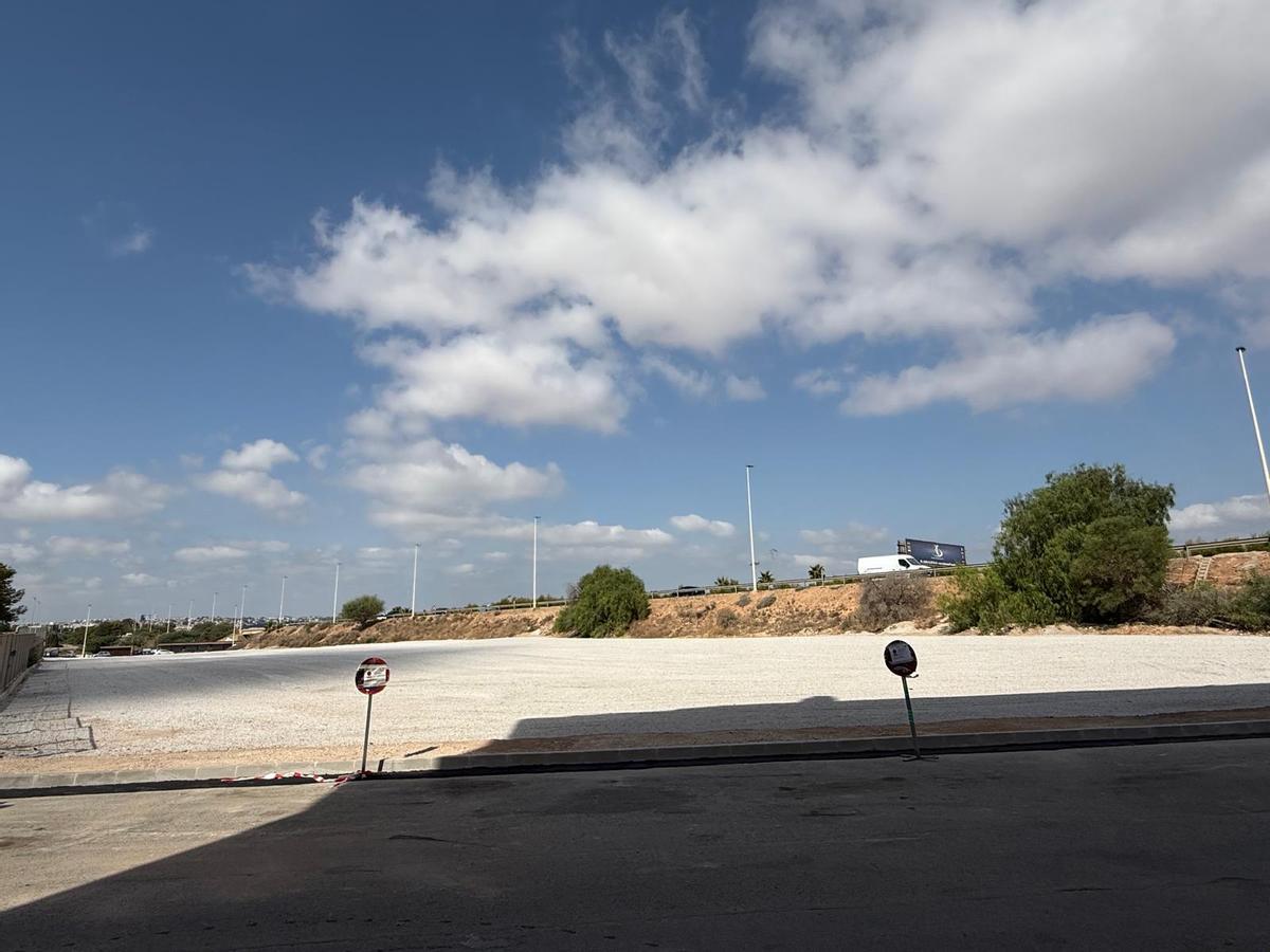 Aspecto del aparcamiento junto a la N-332 y el colegio Acequión