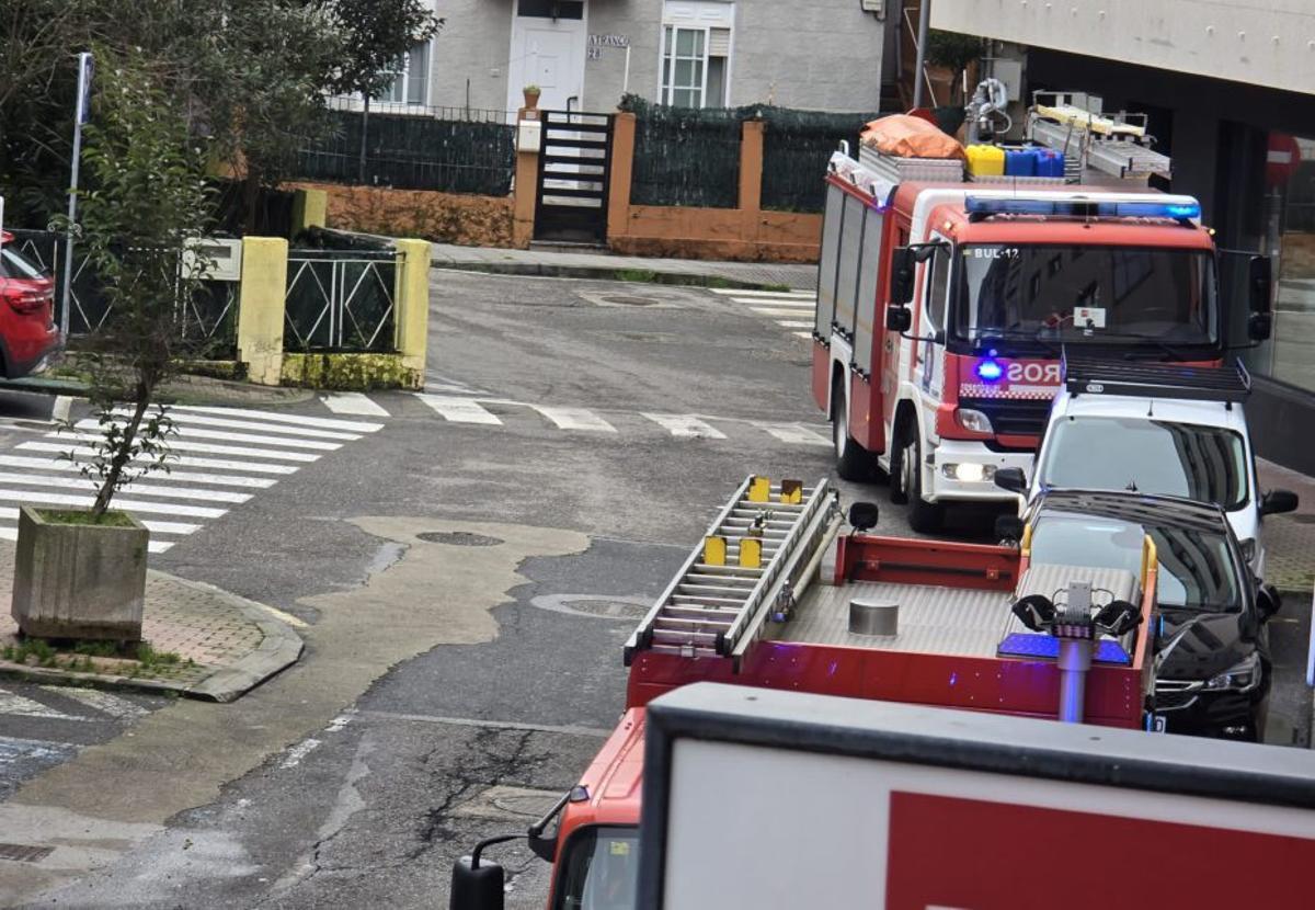 Camiones de bomberos del Parque y del Grupo de Emergencias.