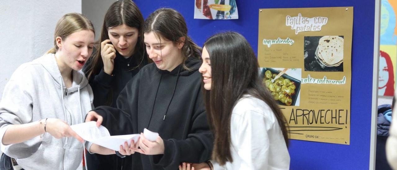 Un grupo de alumnas observa las rúbricas recibidas de los profesores por sus fajitas con patatas. | ALBA PRIETO