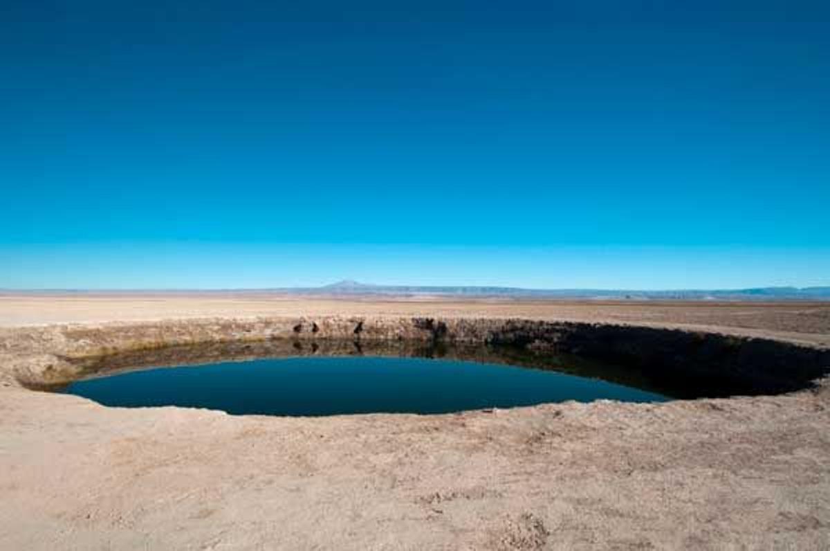 Los Ojos del Salar de Atacama son lagunas que reciben a miles de turistas al año.