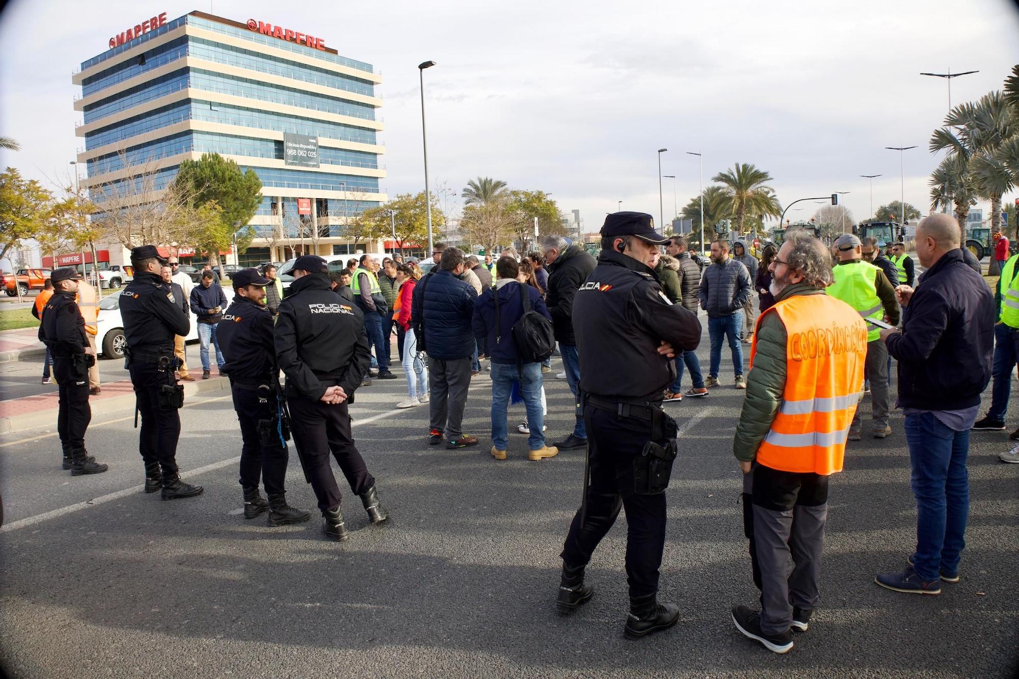 Las imágenes de la protesta de agricultores que ha colapsado el tráfico en Murcia