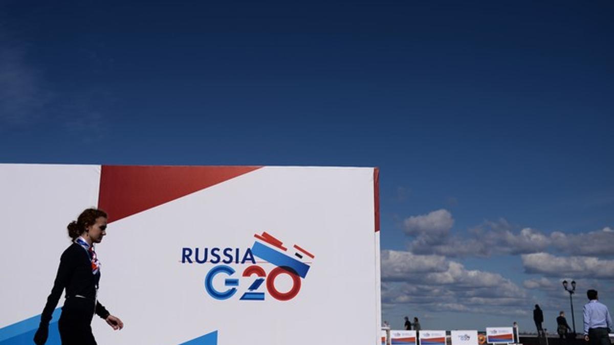 Una mujer pasa por delante de un cartel que anuncia la cumbre del G-20, el miércoles en San Petersburgo.