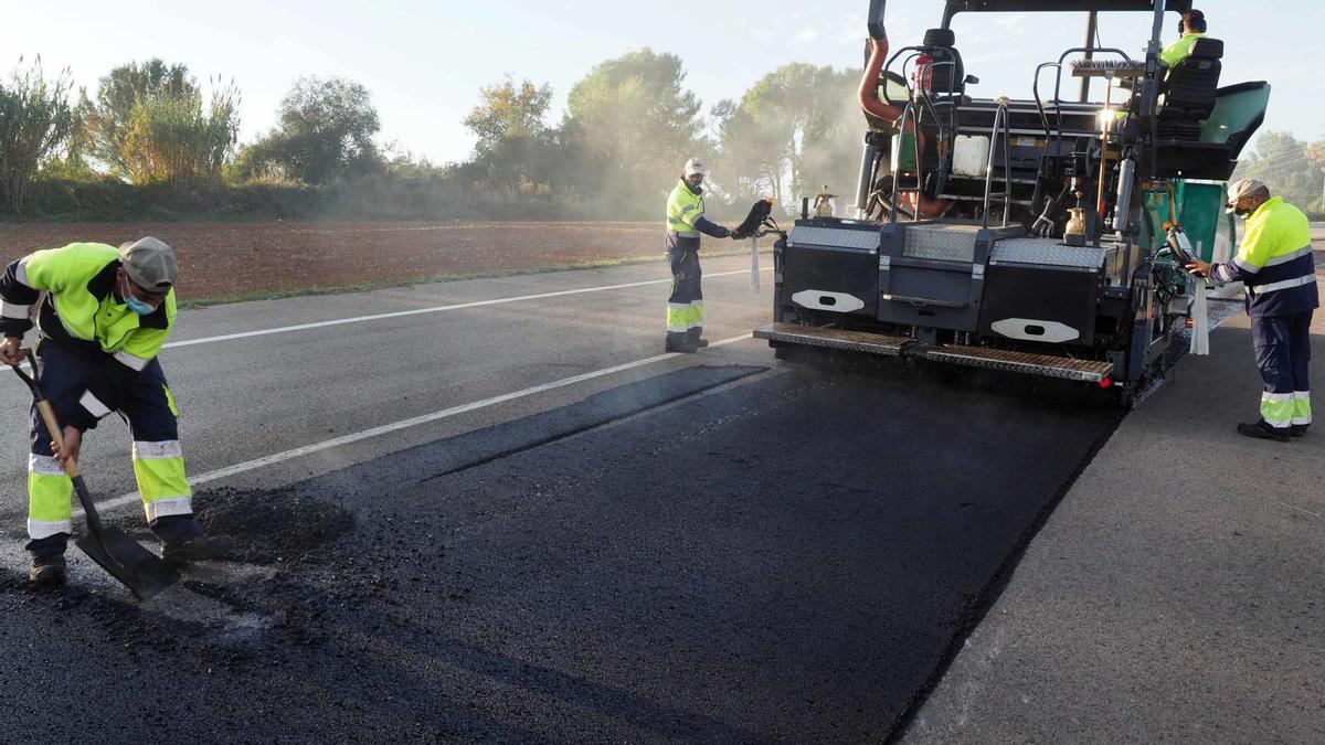 Imatge d’arxiu de l’asfaltatge 
d’una carretera  de les comarques
gironines.  Pere duran / Nord Media