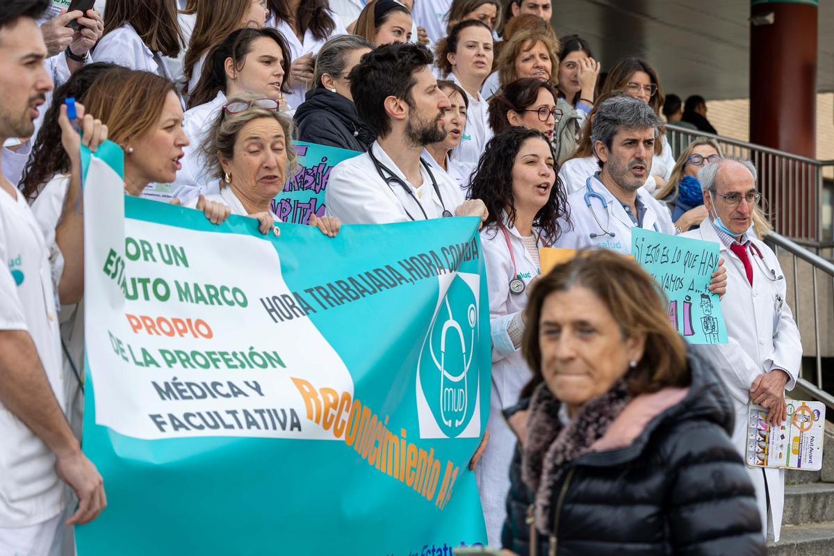 Concentración en el hospital Clínico en el último día de la huelga de médicos en Aragón.