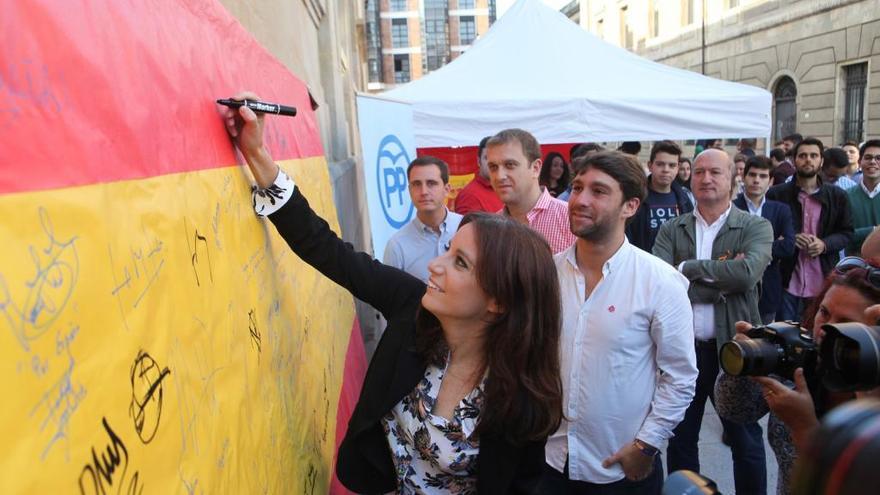 Andrea Levy también firma la bandera de España en Gijón