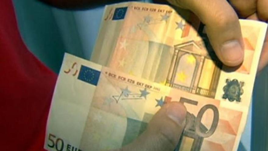 Cómo detectar si un billete de euros es falso?