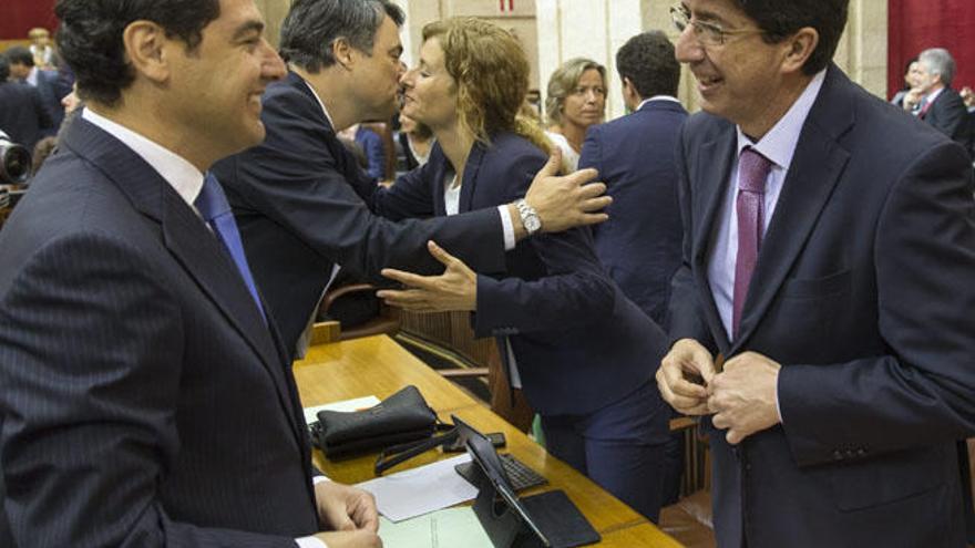 Juanma Moreno y Juan Marín, ayer en el Parlamento.