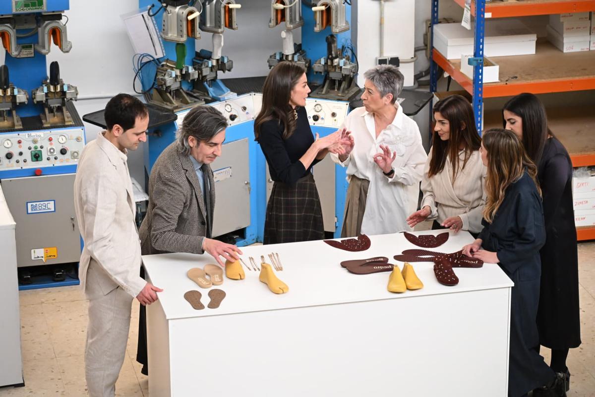La reina Letizia visita la fábrica de calzado de la firma Pedro García
