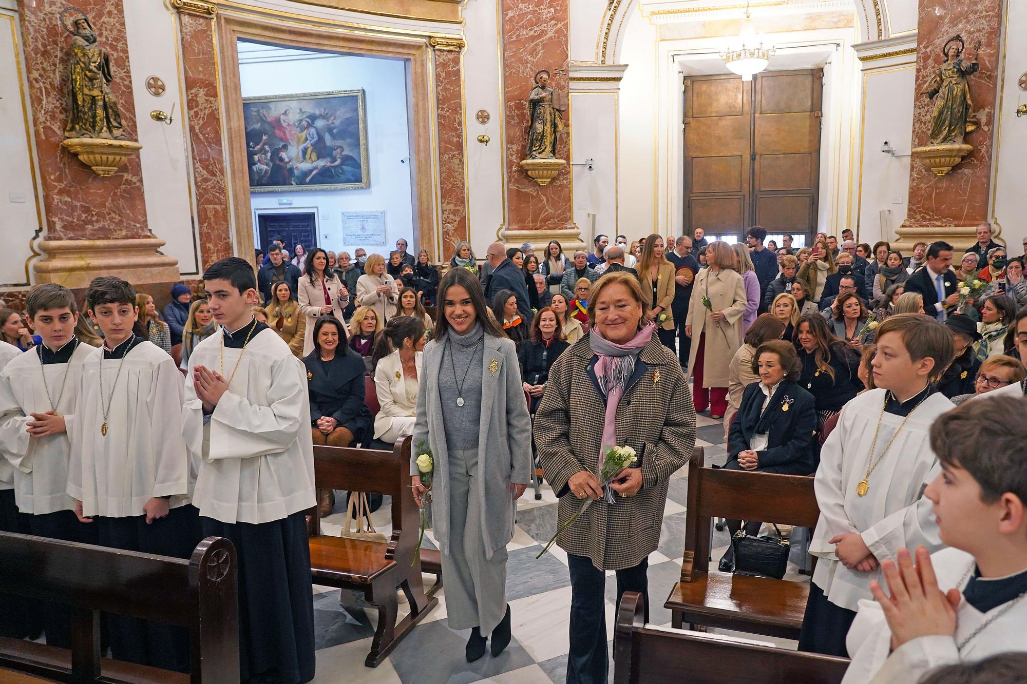 Falleras Mayores de toda una vida ante la Virgen